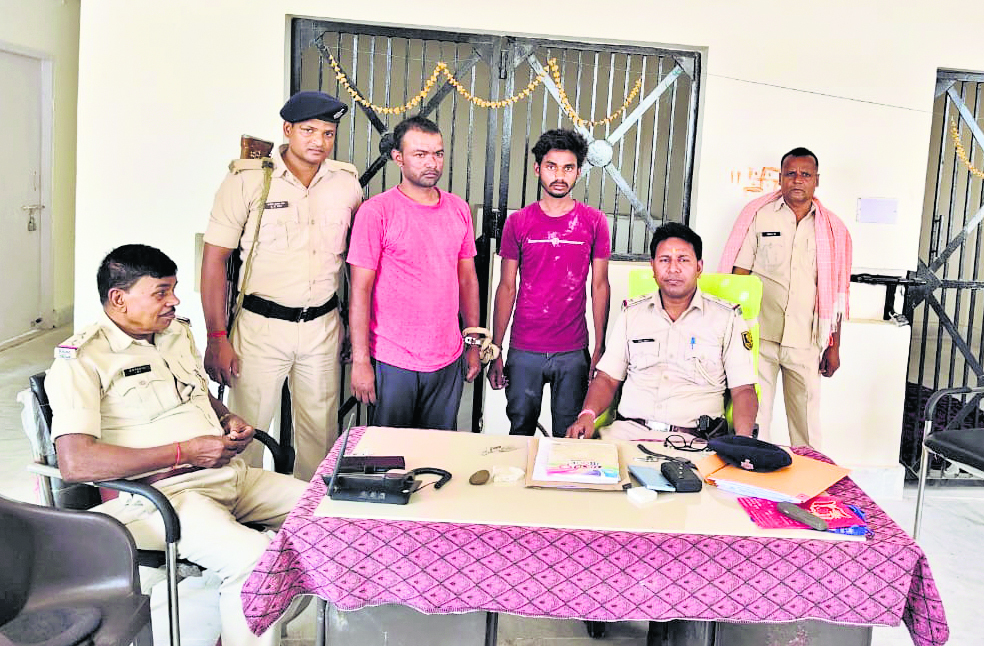 20 किलो गांजे के साथ तीन तस्कर गिरफ्तार, 1.25 लाख रुपये जब्त