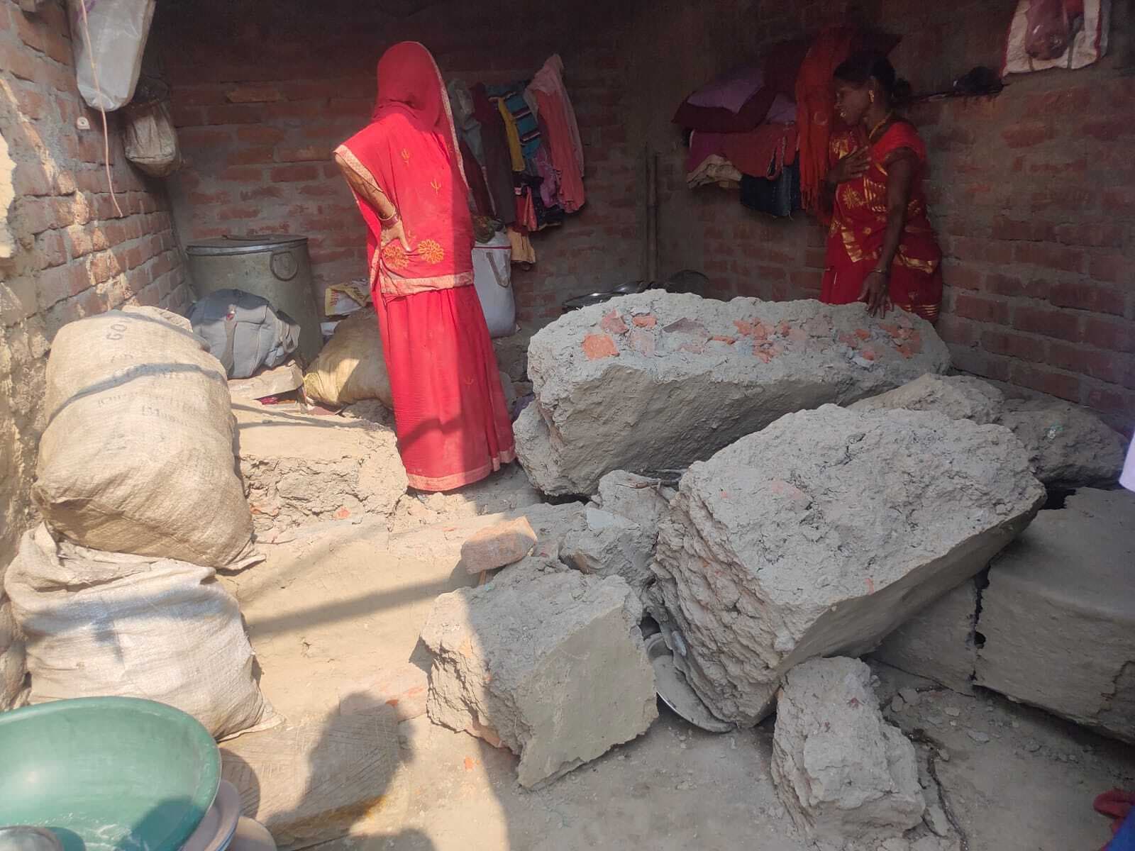 आंधी से कमजोर दीवार गिरी, दबने से युवती की मौत