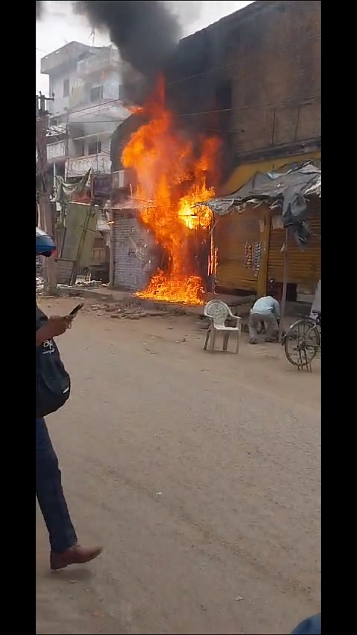 तुतबाड़ी मुहल्ले में शॉर्ट सर्किट से एचडीएफसी बैंक की एटीएम में लगी आग