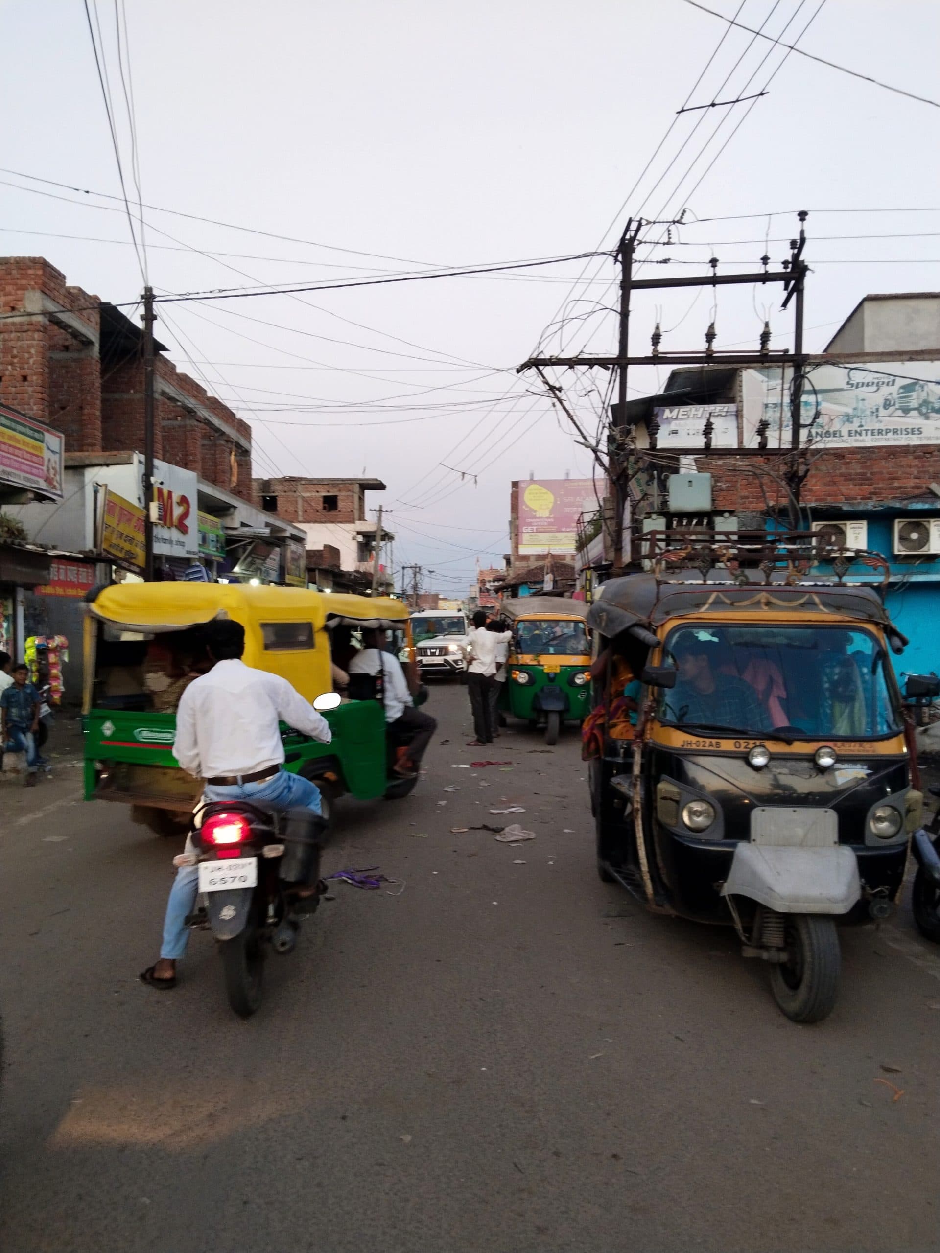 इचाक में बस व टेम्पो स्टैंड नहीं, सड़क पर ही लगती हैं गाड़ियां
