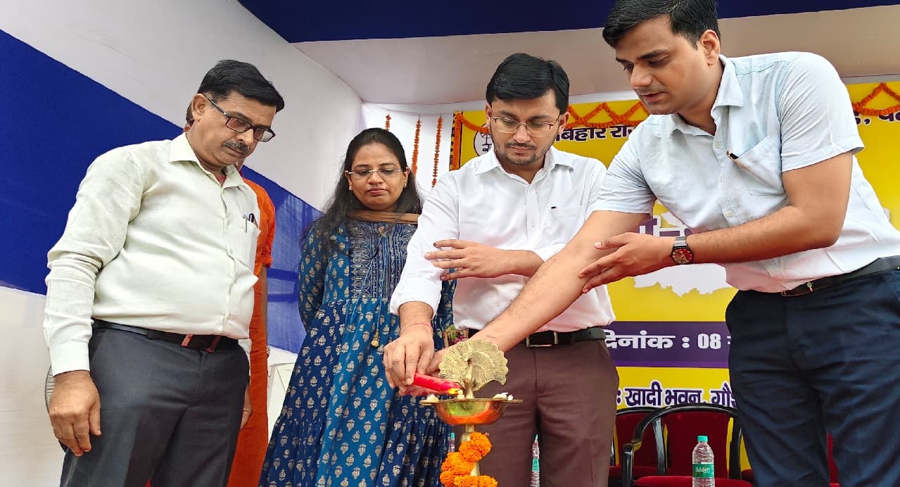 मुजफ्फरपुर में दस दिवसीय खादी मेला शुरू, 120 संस्थाओं के स्टॉल लगे, वस्त्र समेत ग्रामोद्योग उत्पाद उपलब्ध मुजफ्फरपुर में दस दिवसीय खादी मेला शुरू, 120 संस्थाओं के स्टॉल लगे, वस्त्र समेत ग्रामोद्योग उत्पाद उपलब्ध