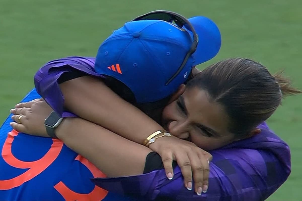 T20 WorldCup Final : आईसीसी प्रेजेंटर संजना गणेशन के गले लगकर जसप्रीत बुमराह ने मनाया जीत का जश्न T20 WorldCup Final : आईसीसी प्रेजेंटर संजना गणेशन के गले लगकर जसप्रीत बुमराह ने मनाया जीत का जश्न