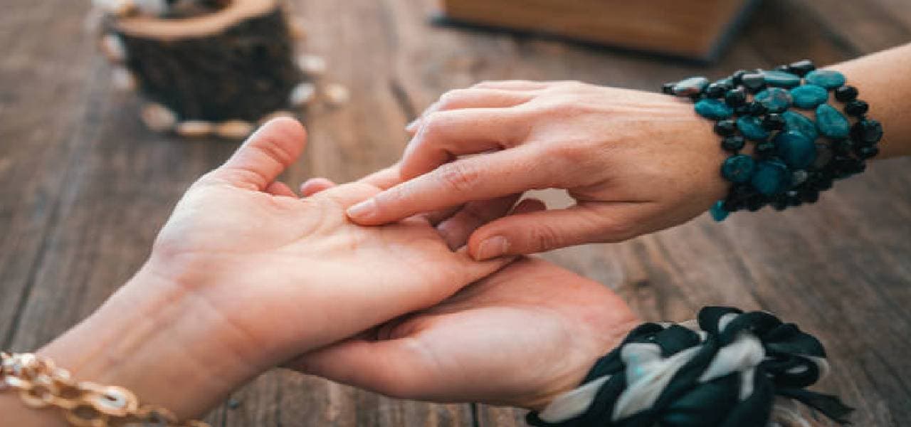 Palmistry: आपके हाथों के ये 3 निशान सौभाग्यशाली का है संकेत, विशेषज्ञ ने बताई ये खास बात