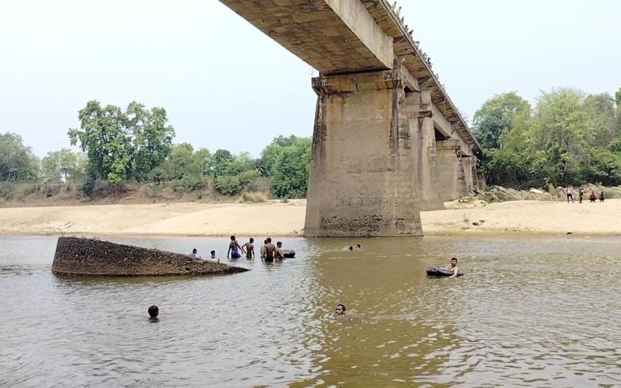Jharkhand News: मनोहरपुर में कोयल नदी में डूबा बीएसएफ का रिटायर्ड जवान, मरने से पहले बचायी बेटे की जान