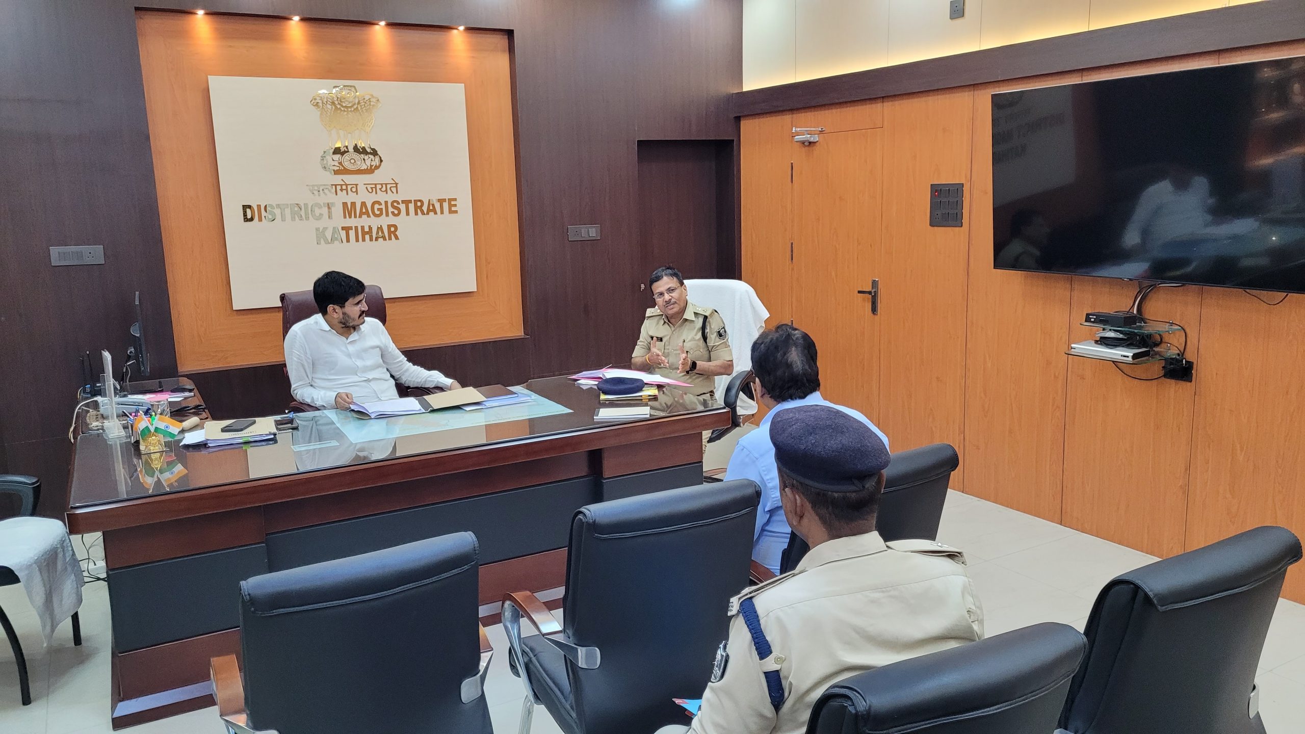 शराब की तस्करी के विरुद्ध सघन अभियान चलायें: डीएम