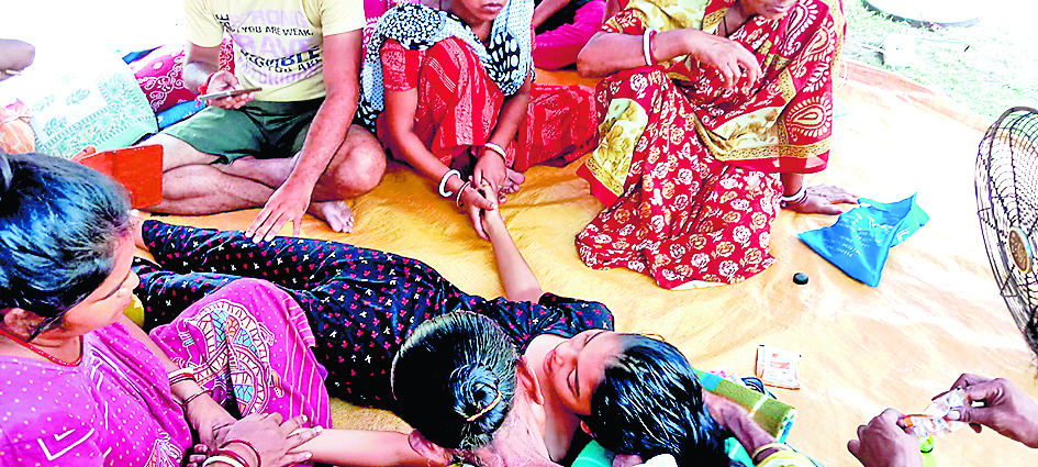 बस्तीवासियों का अनशन जारी, चार लोग हुए बीमार