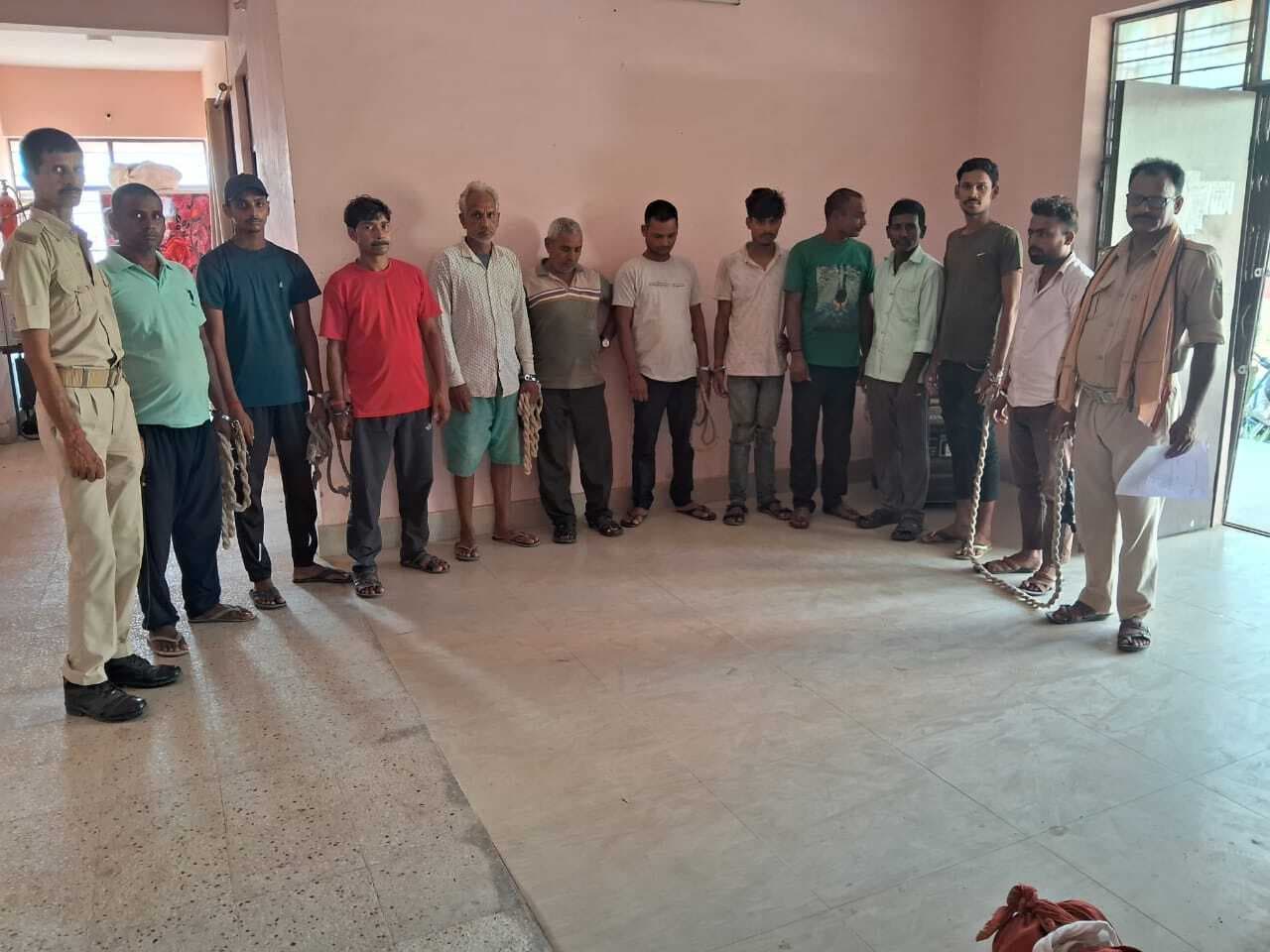 देसी शराब के साथ दो तस्कर व नौ शराबी गिरफ्तार