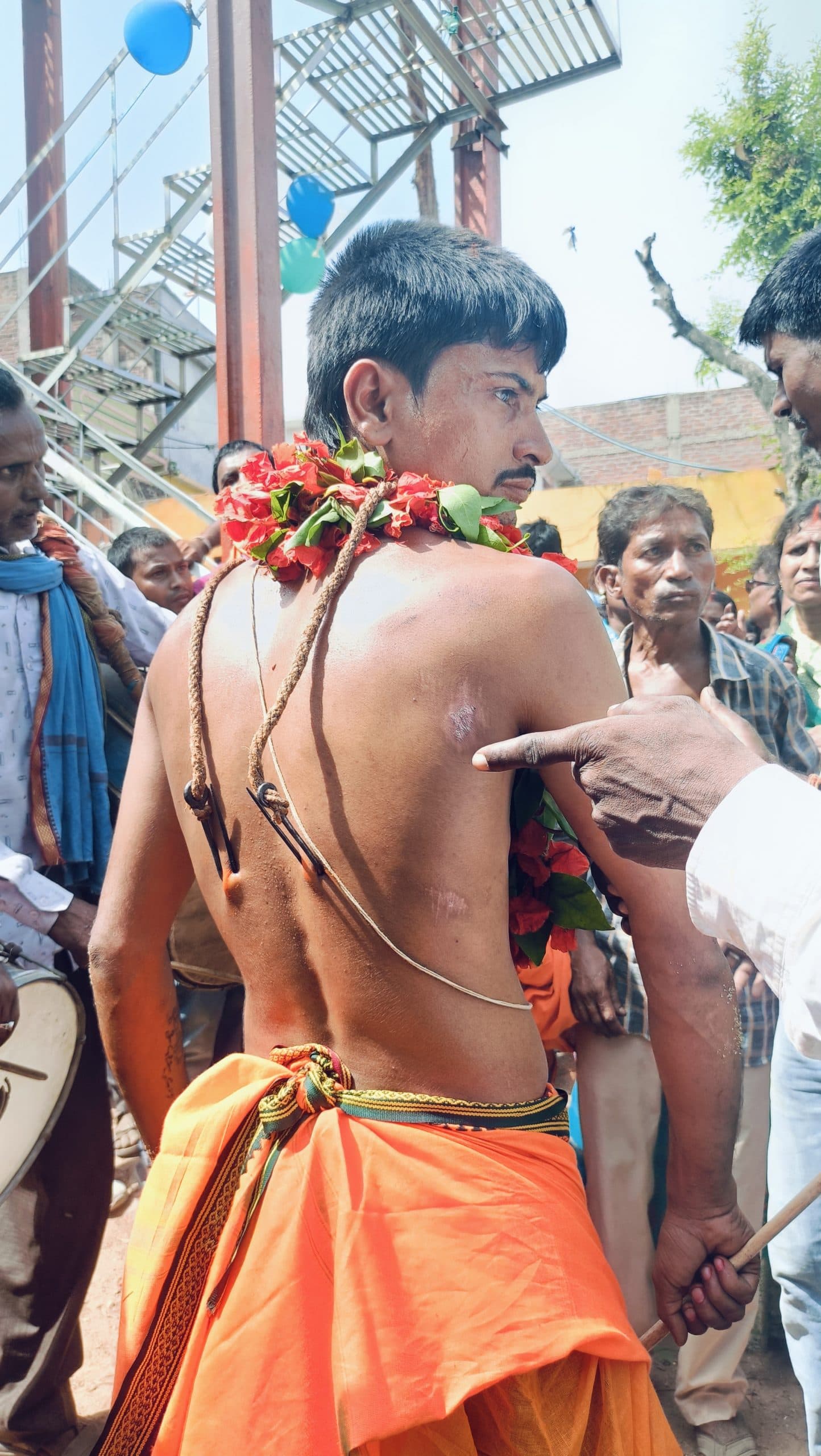 लोहे के कील से पीठ में छिदव�� कर 60 फीट ऊंचे खंभे पर झूले शिव भक्त