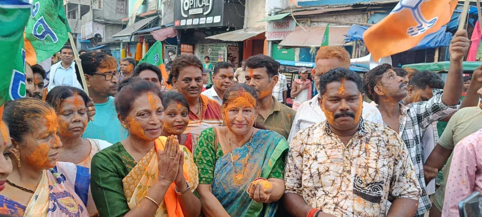 मोदी सरकार 3.0 के गठन पर दुमका में भाजपाइयों ने मनाया जश्न, जमकर हुई आतिशबाजी, जगह-जगह बांटे गये लड्डू
