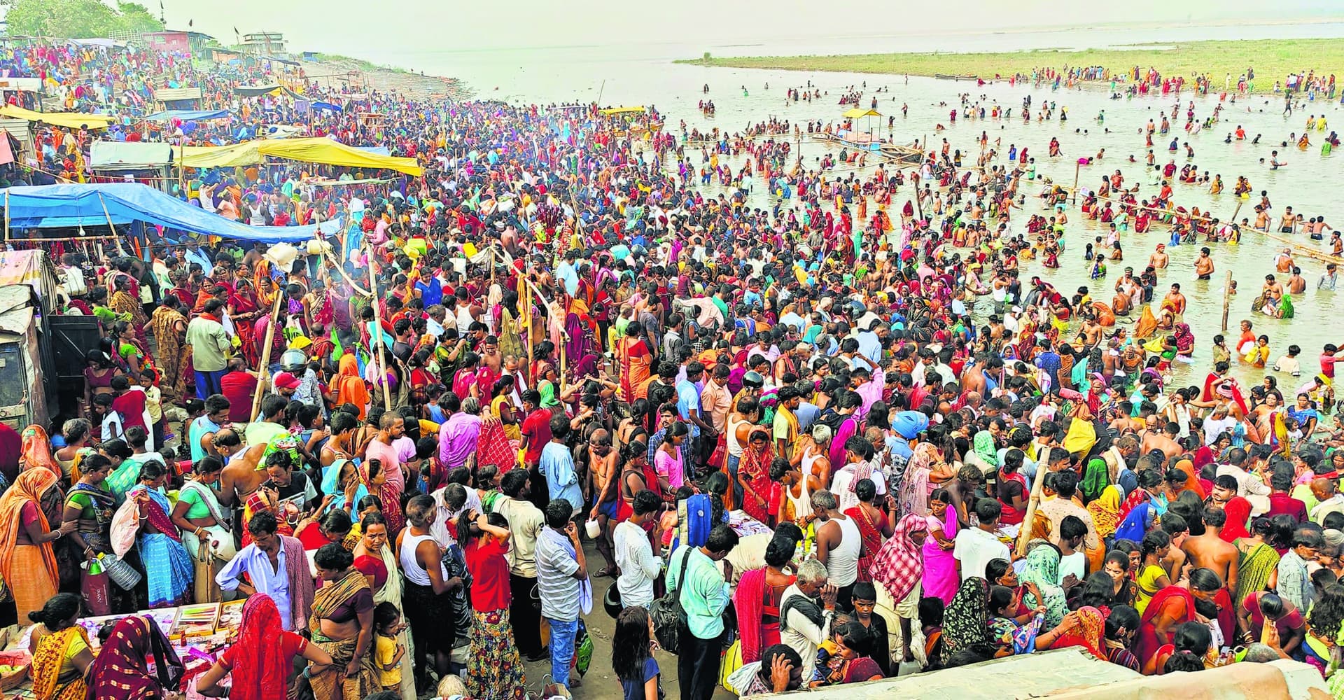 गंगा दशहरा पर लाखों लोगों ने लगायी आस्था की डुबकी, की पूजा-अर्चना