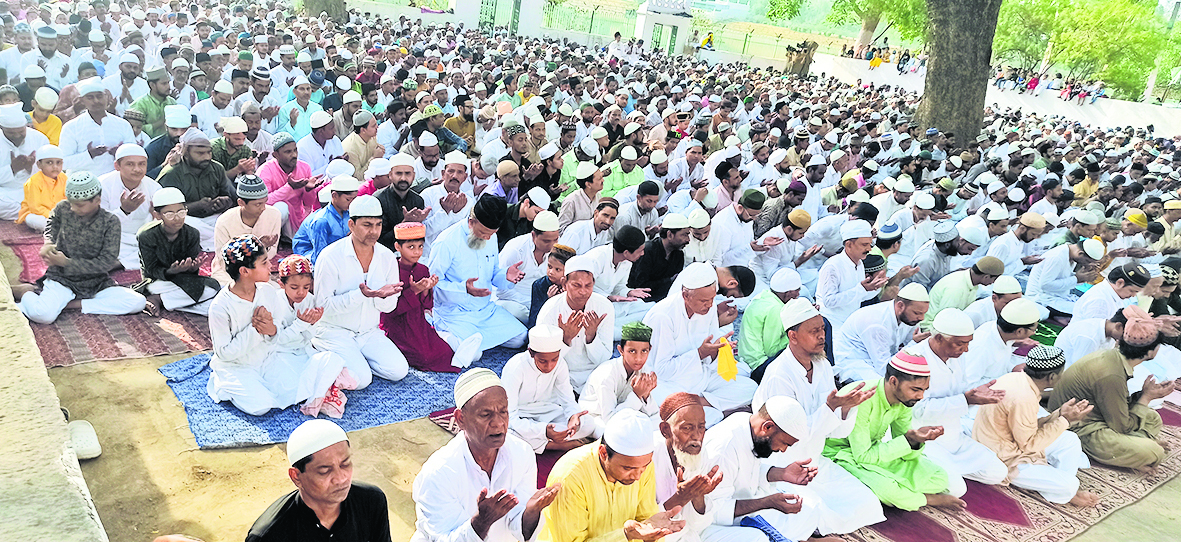 बकरीद की नमाज अदा कर मांगीं दुआएं