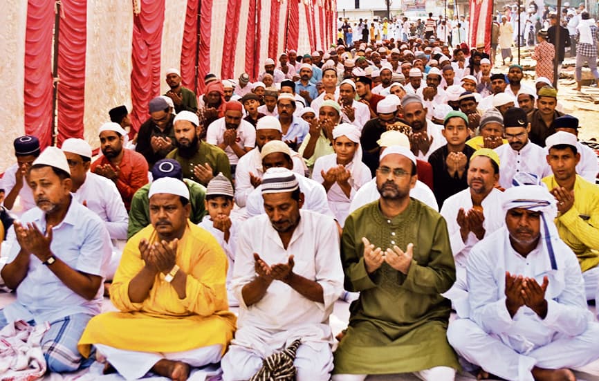 ईद-उल-अजहा : अमन-चैन की दुआ के लिए एक साथ उठे हजारों हाथ