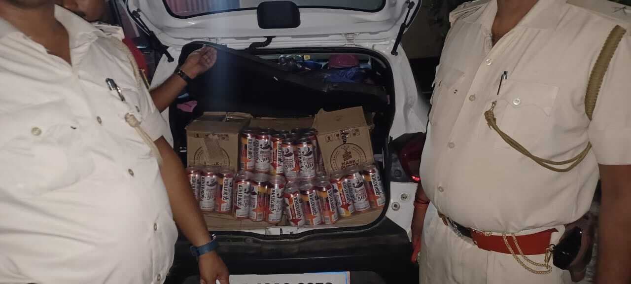 कार की डिक्की से उत्पाद पुलिस ने बरामद किया 117 लीटर विदेशी शराब