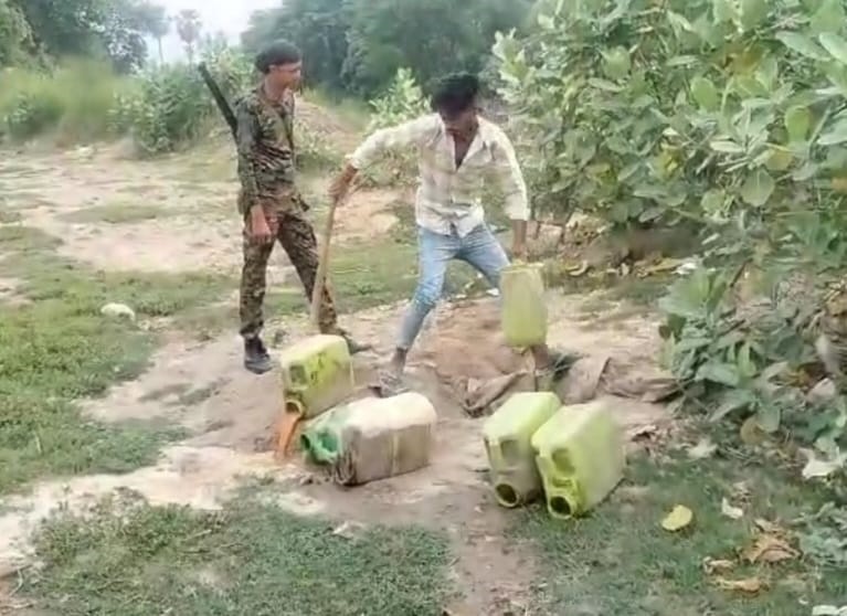 भारी मात्रा में शराब के साथ तस्कर गिरफ्तार