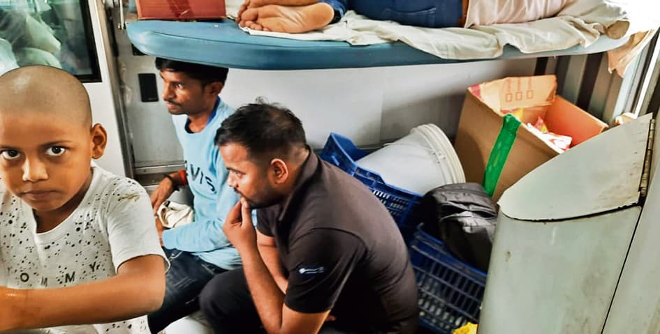 गर्मी के कारण जेनरल टिकट वाले भी एसी में कर रहे सफर, हो रही परेशानी