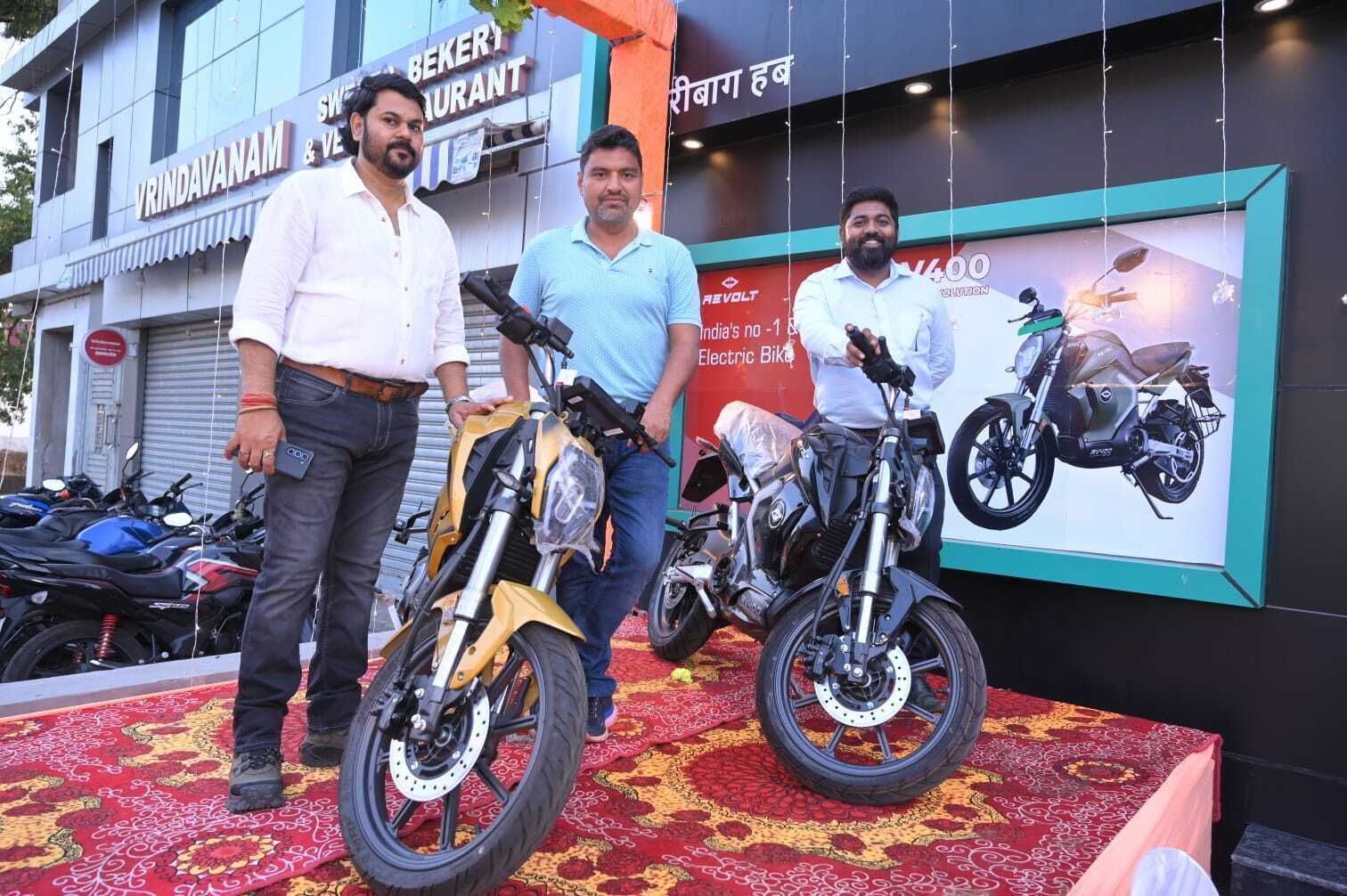 रिवोल्ट इलेक्ट्रिक बाइक शोरूम का उदघाटन