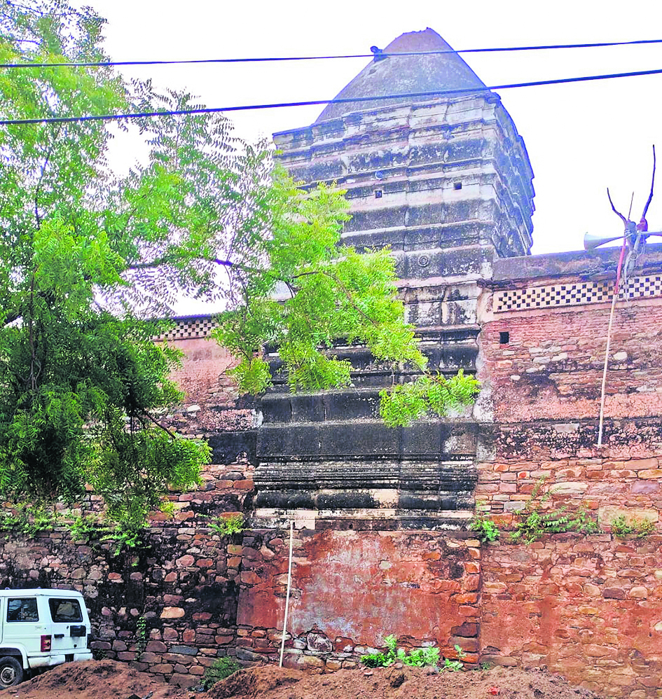 तिलौथू में ठनका गिरने से मंदिर व मस्जिद का गुंबद टूटा