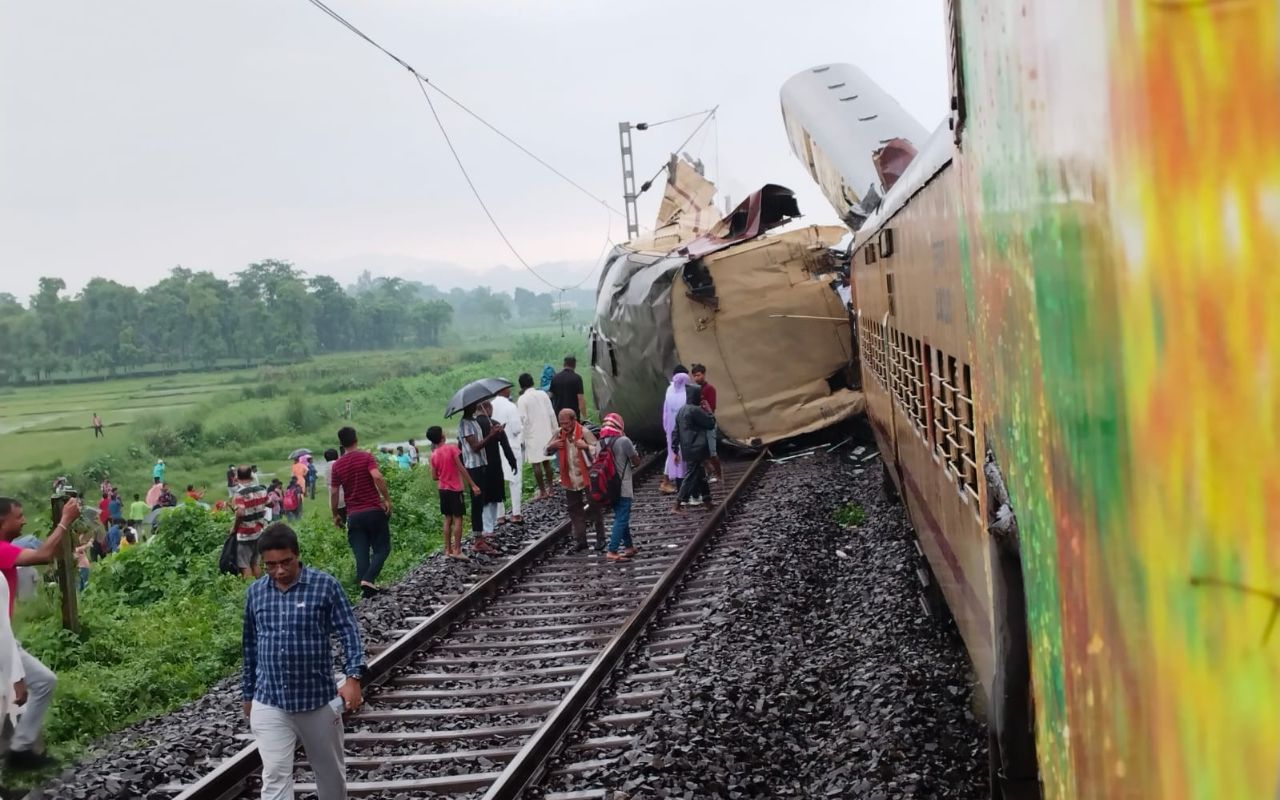 Train Accident: कंचनजंगा ट्रेन हादसे में 9 लोगों की मौत, 19 ट्रेंने रद्द Train Accident: कंचनजंगा ट्रेन हादसे में 9 लोगों की मौत, 19 ट्रेंने रद्द