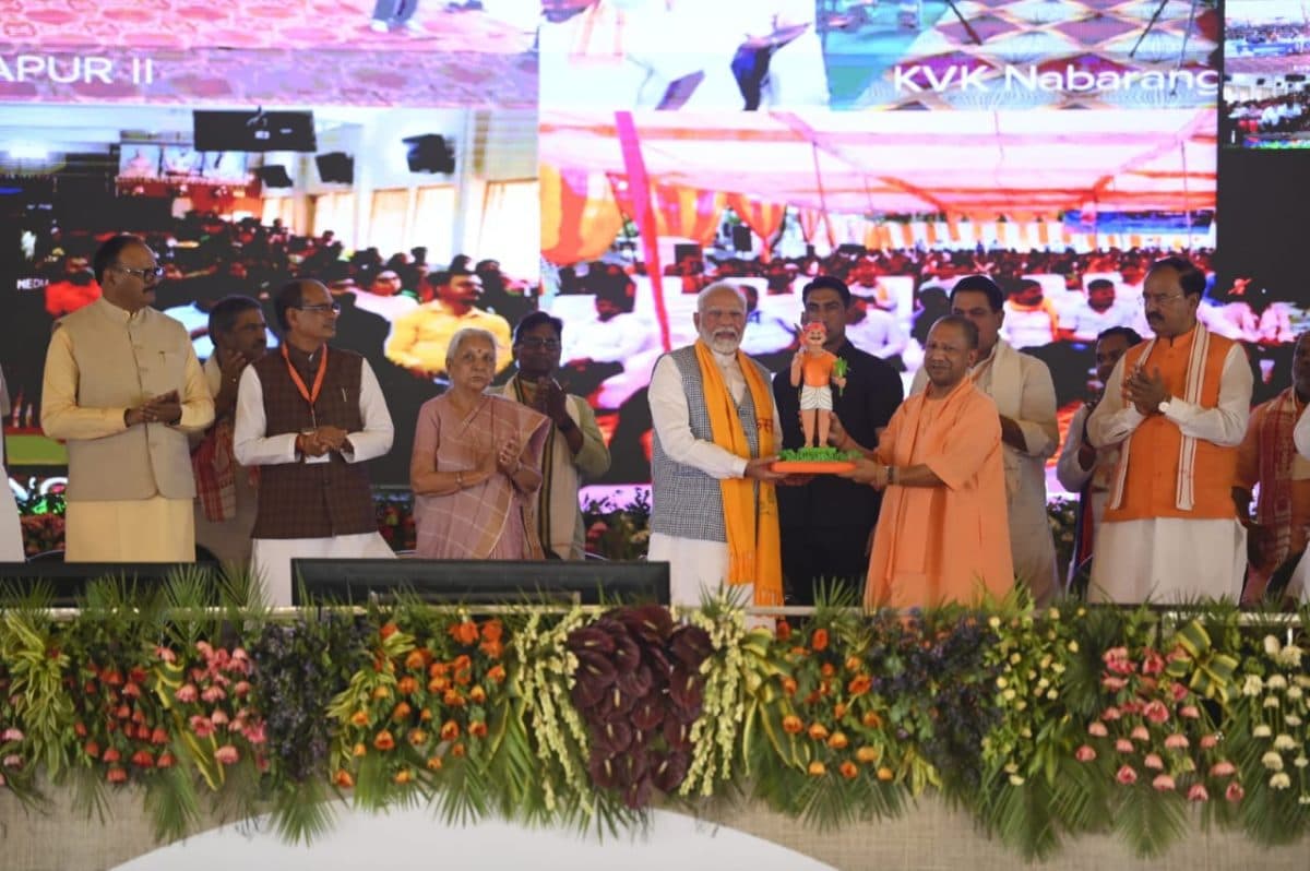 PM Modi: पीएम मोदी ने जारी की किसान सम्मान निधि की 17वीं किस्त, काशी की जनता को दी डबल बधाई PM Modi: पीएम मोदी ने जारी की किसान सम्मान निधि की 17वीं किस्त, काशी की जनता को दी डबल बधाई