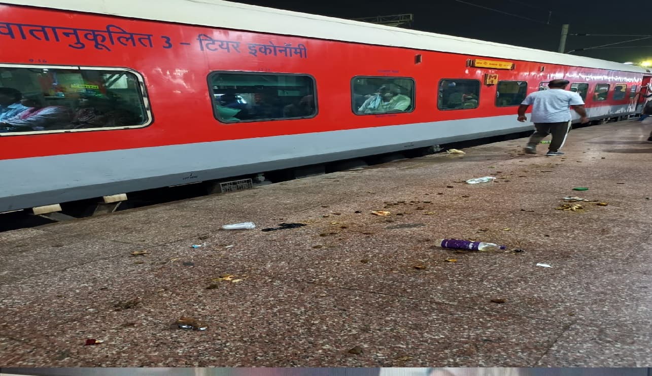 पटना जंक्शन के डिस्प्ले पर कोच की दी गलत जानकारी, यात्रियों को लगानी पड़ी दौड़ पटना जंक्शन के डिस्प्ले पर कोच की दी गलत जानकारी, यात्रियों को लगानी पड़ी दौड़