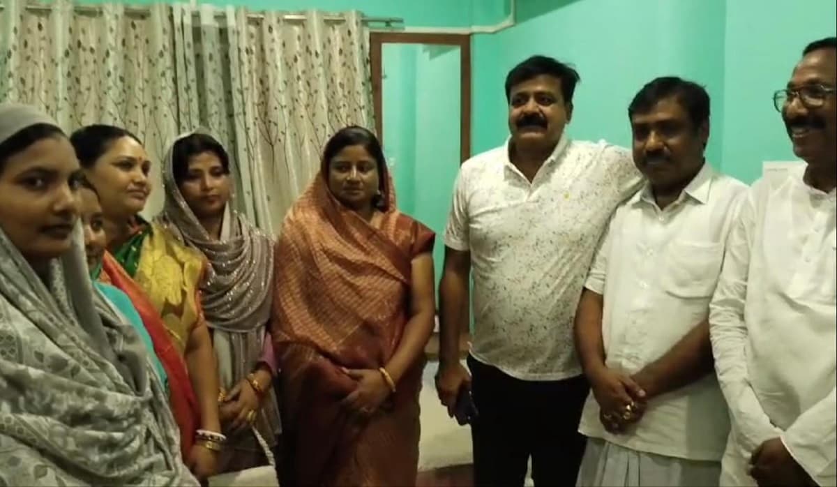 Kishanganj news : कांग्रेस के पूर्व विधायक के आमंत्रण पर भोज में शामिल हुए प्रभारी मंत्री, सियासी पारा चढ़ा