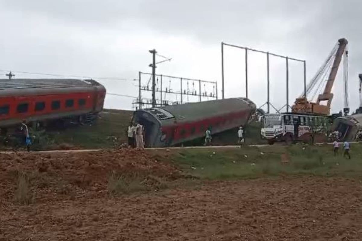 Jharkhand Train Accident: 33 घंटा से अधिक समय बीत जाने के बाद भी नहीं शुरू हो सका ट्रेनों का परिचालन Jharkhand Train Accident: 33 घंटा से अधिक समय बीत जाने के बाद भी नहीं शुरू हो सका ट्रेनों का परिचालन
