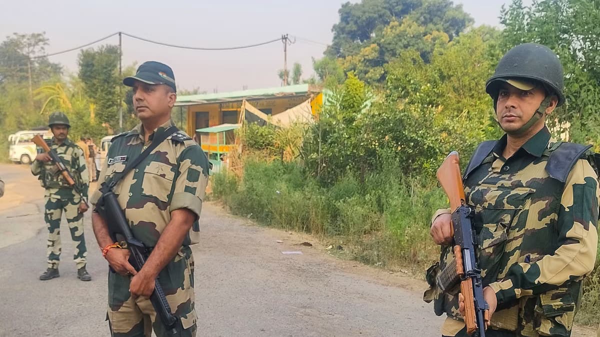 किशनगंज सीमा इलाके में BSF के जवानों ने बांग्लादेशी तस्कर को मार गिराया, बाड़ तोड़ने की कर रहे थे कोशिश किशनगंज सीमा इलाके में BSF के जवानों ने बांग्लादेशी तस्कर को मार गिराया, बाड़ तोड़ने की कर रहे थे कोशिश