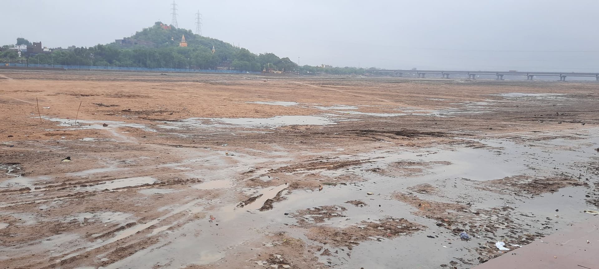 लगातार तीन दिनों से हो रही बारिश ने भी फल्गु की नहीं बुझायी प्यास