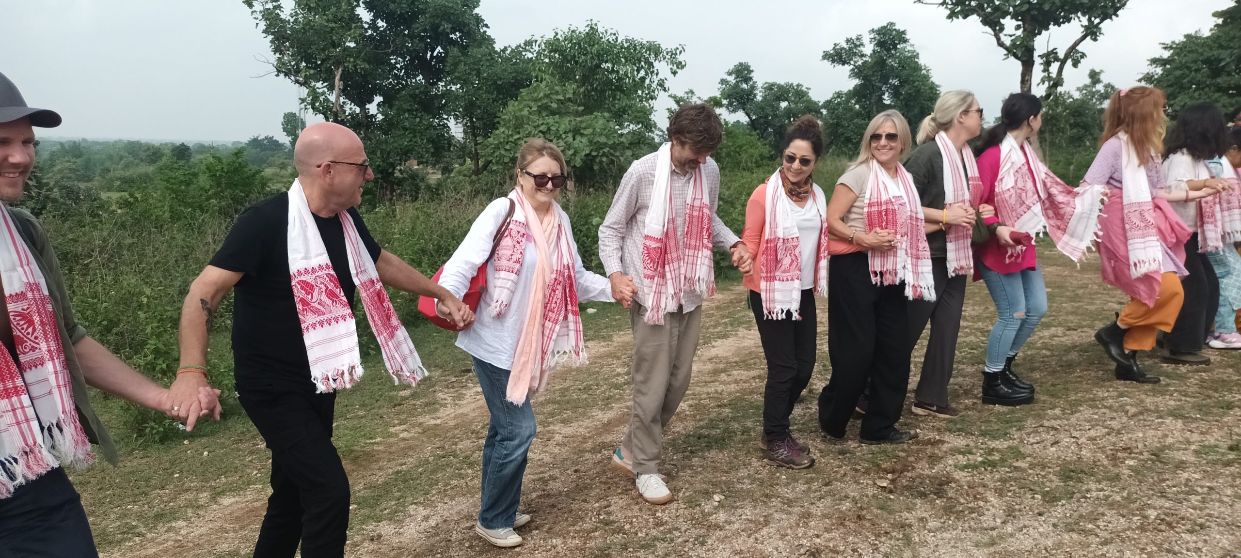 देश-विदेश के प्रतिनिधियों ने गुफू गांव का किया दौरा