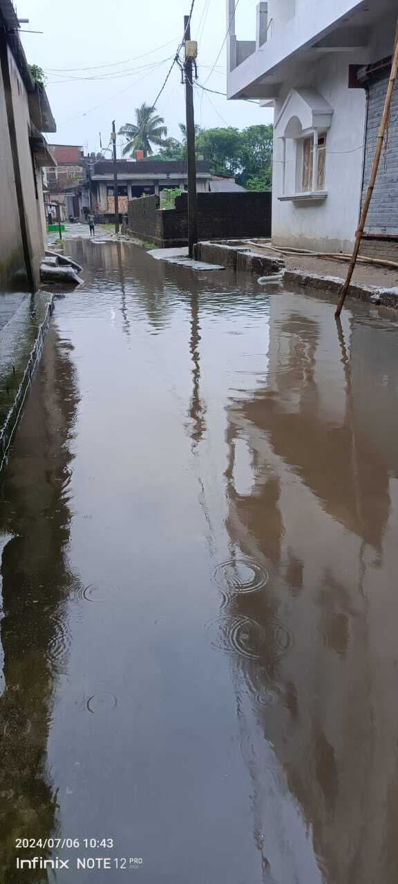 सड़क पर जलजमाव से लोगों को हो रही परेशानी