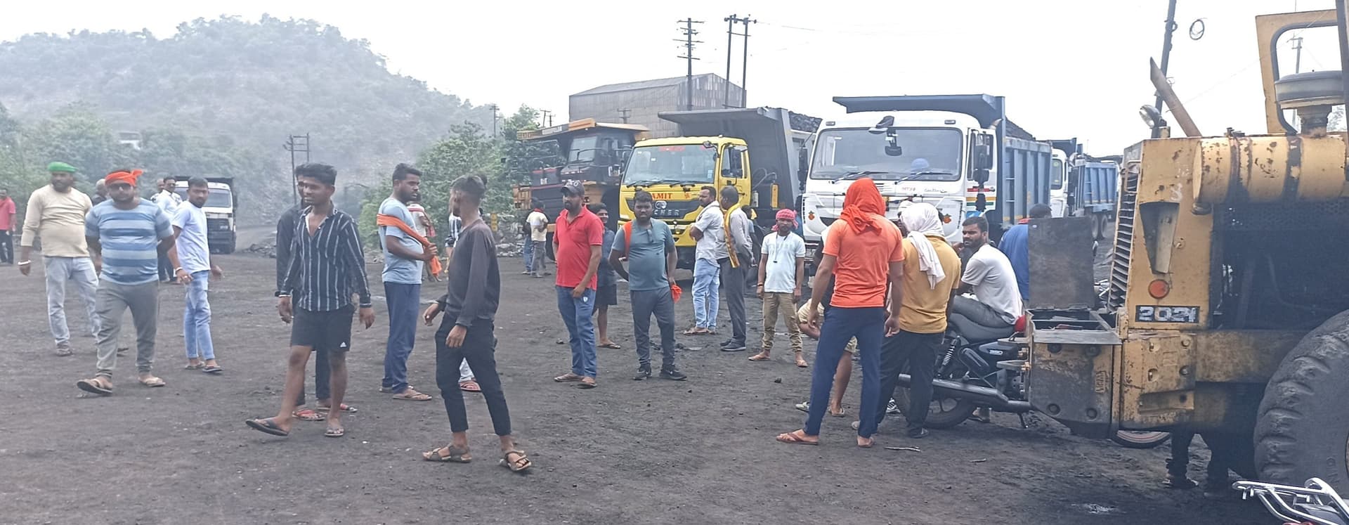 एचपीसी वेतनमान को ले सांसद समर्थक सेलपिकर मजदूरों ने नयी कंपनी की ट्रांसपोटिंग रोकी