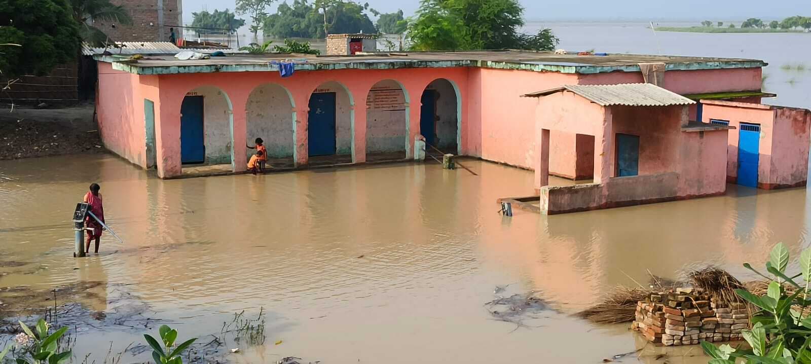 नीचले इलाके में फैला बाढ़ का पानी