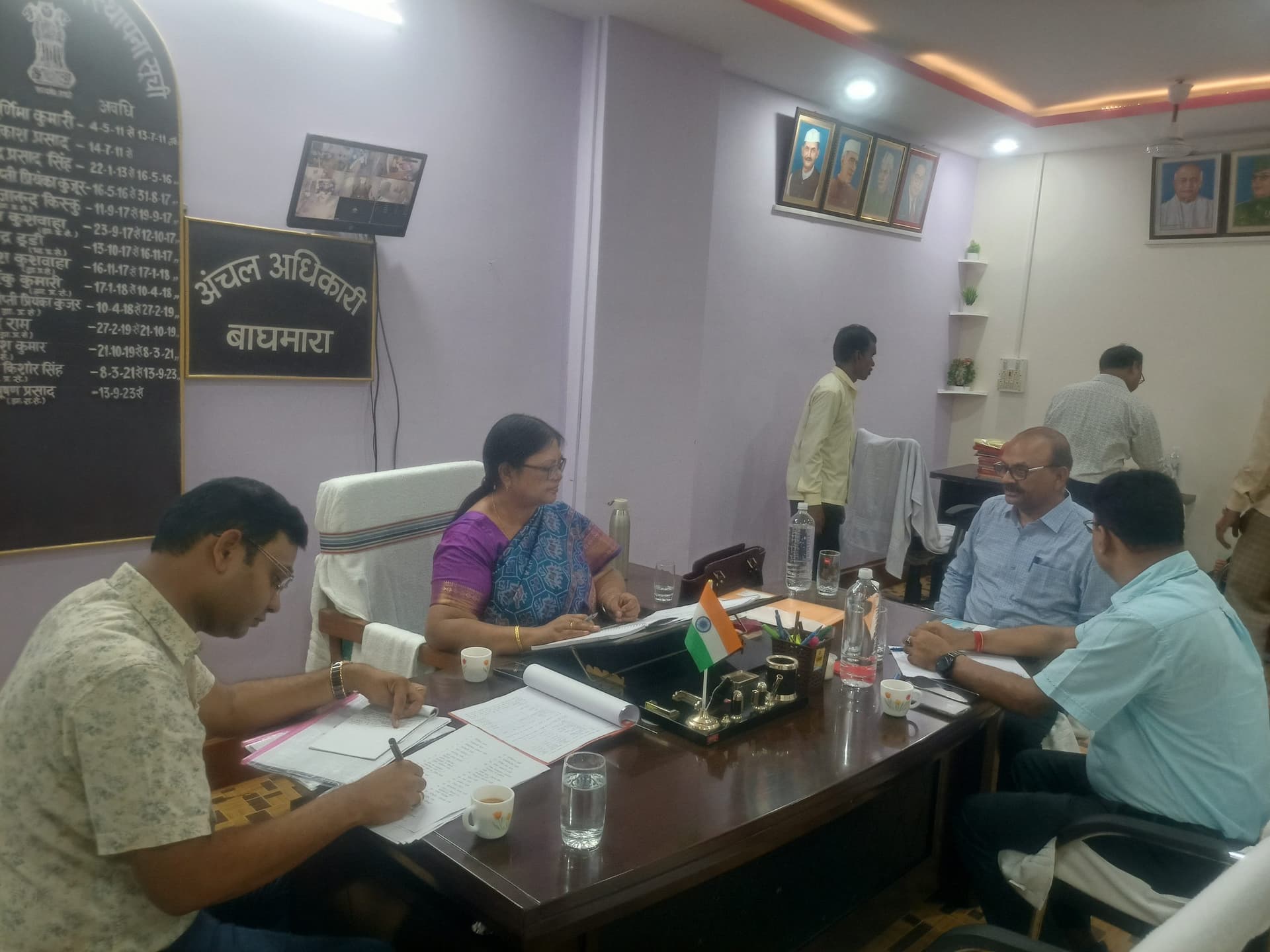 आयुक्त ने बाघमारा प्रखंड सह अंचल कार्यालय का किया निरीक्षण, बीडीओ को फटकार