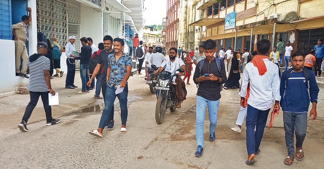 शांतिपूर्ण रही स्नातक थर्ड पार्ट की पहले दिन की परीक्षा