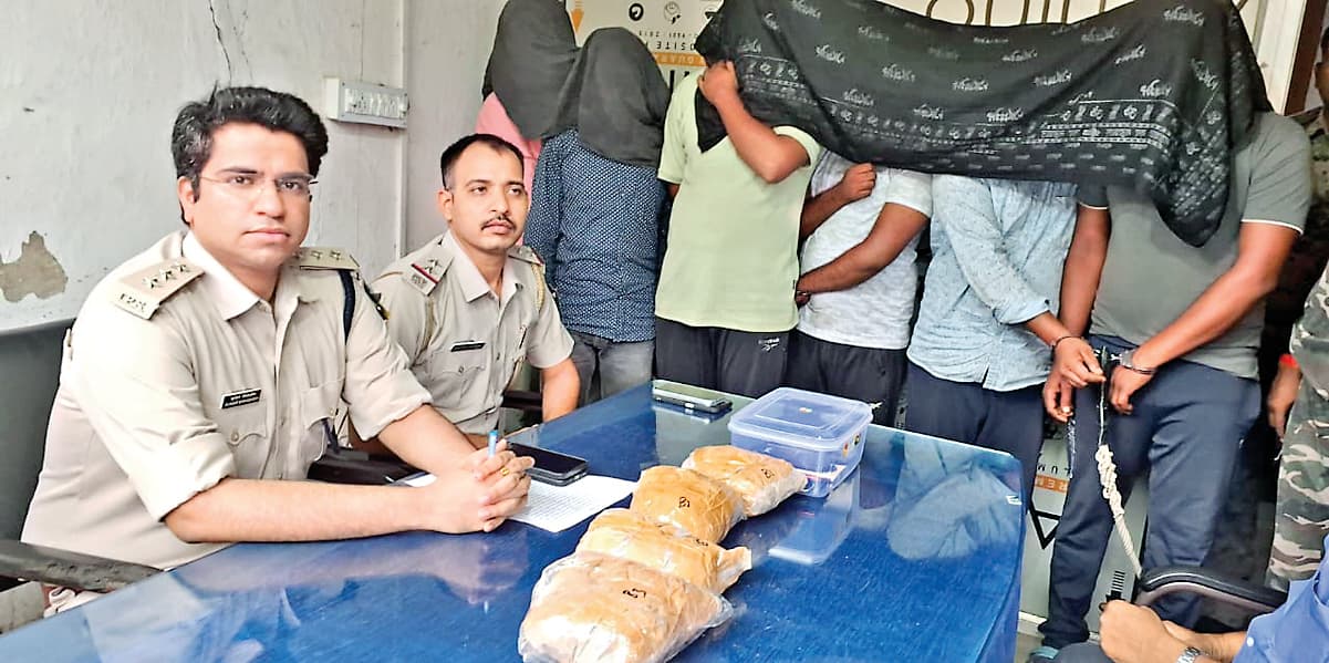 Hazaribagh Crime News : छह करोड़ से अधिक के ब्राउन शुगर के साथ छह तस्कर गिरफ्तार