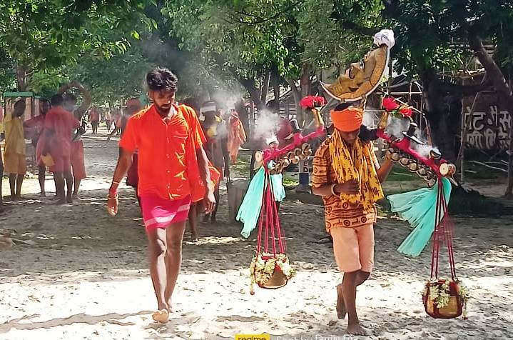 अंधेरे व कीचड़मय सड़क के बीच कांवरियों का चलना प्रारंभ, तैयारी आधी-अधूरी