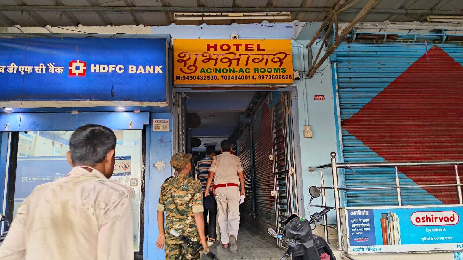 किशनगंज सदर पुलिस ने की शहर के विभिन्न आवासीय होटलों की सघन जांच, होटलों संचालकों को दिये कई निर्देश