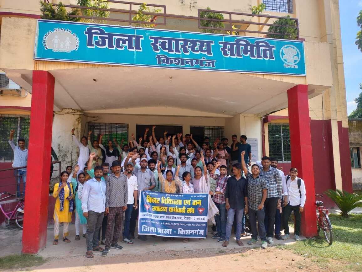जिले के एनएचएम कर्मियों ने अपनी विभिन्न मांगों ले सीएस को सौंपा ज्ञापन