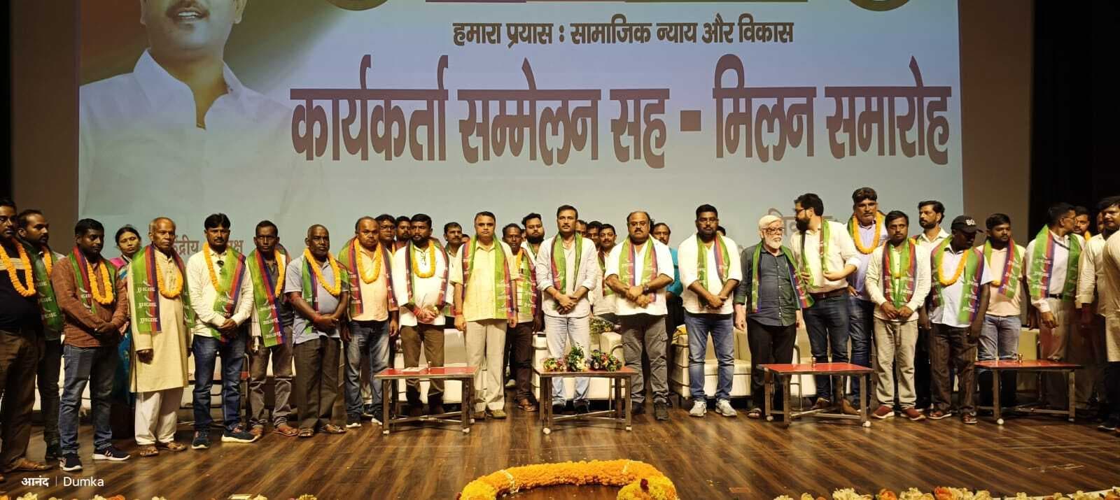आजसू पार्टी का कार्यकर्ता मिलन समारोह आयोजित, सुप्रीमो सुदेश महतो ने कहा-जनता की उम्मीदों पर हेमंत सरकार ने फेरा पानी, नहीं किये वादें पूरे