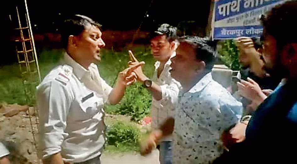 बैरकपुर में तृणमूल पार्षद व एसआइ में हुई थी मारपीट