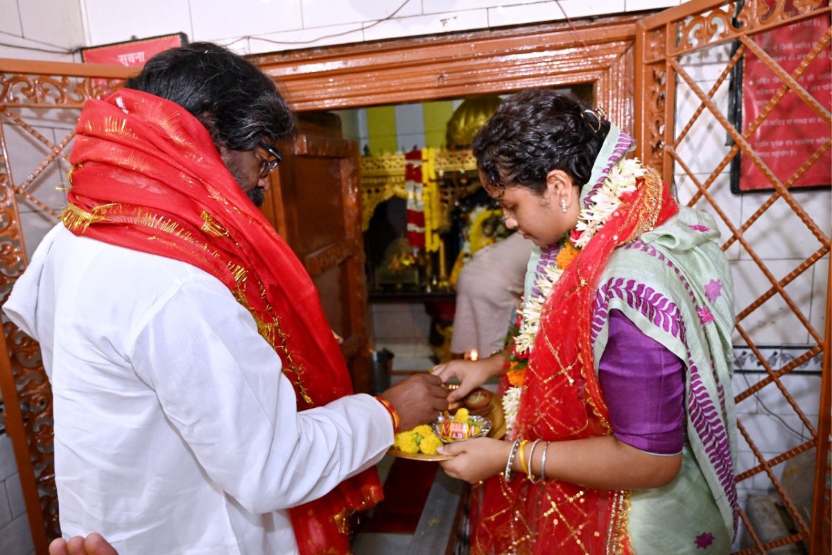 hemant soren kalpana soren visits baglamukhi mandir hemant soren kalpana soren visits baglamukhi mandir