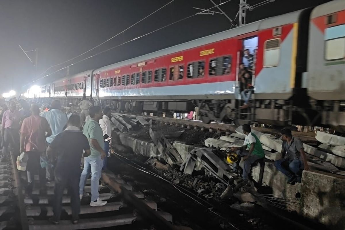 घटनास्थल से गुजरती ट्रेन घटनास्थल से गुजरती ट्रेन