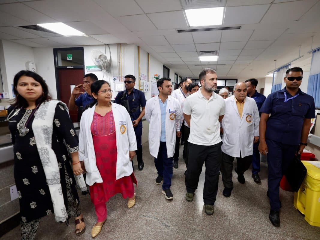 Rahul Gandhi: राहुल गांधी ने किया रायबरेली एम्स का निरीक्षण, शहीद स्मारक में पौधा रोपा Rahul Gandhi: राहुल गांधी ने किया रायबरेली एम्स का निरीक्षण, शहीद स्मारक में पौधा रोपा