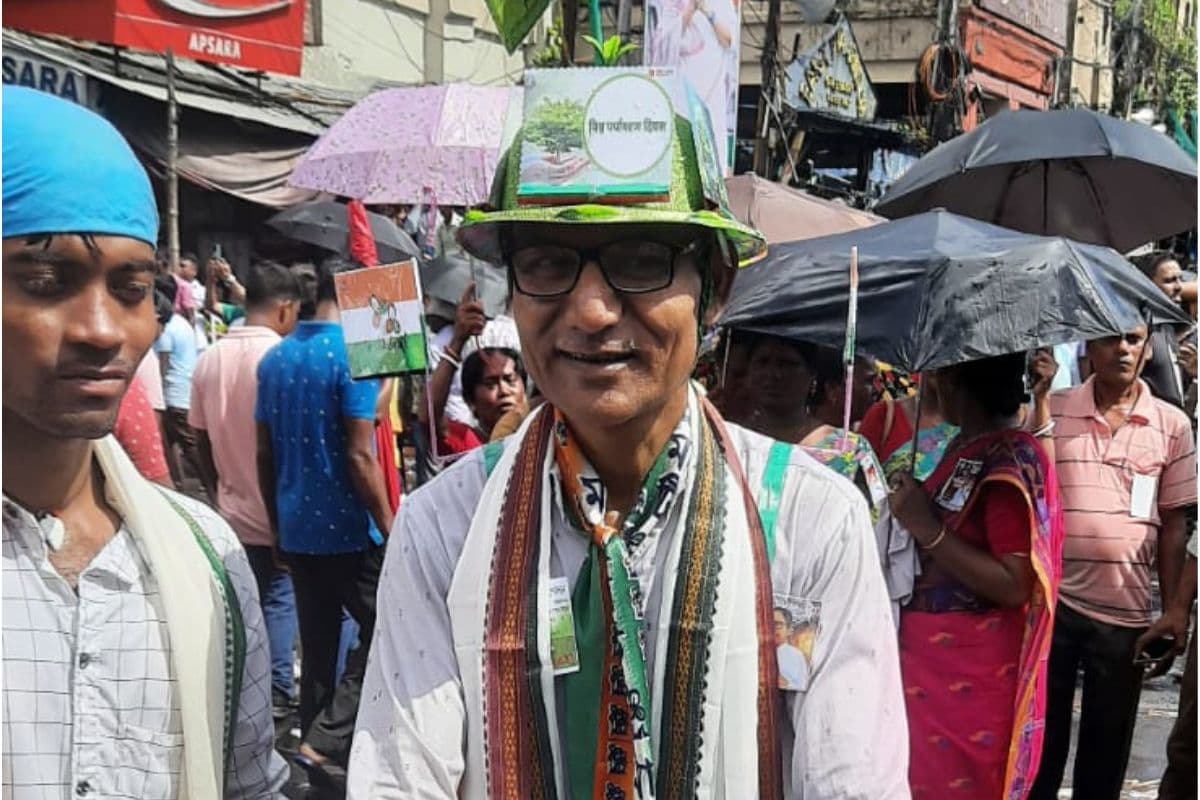 West Bengal : शहीद दिवस के दिन समर्थकों के बीच पर्यावरण बचाने का संदेश फैलाते दिखे नरेश