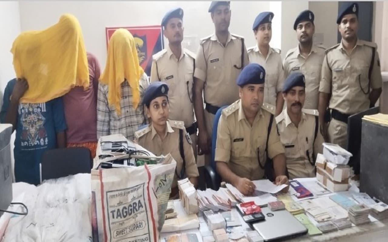 सीमांचल के बैंक खातों में पाकिस्तान-बांग्लादेश के आतंकी कर रहे फंडिंग? CSC सेंटरों के बड़े खेल का हुआ खुलासा सीमांचल के बैंक खातों में पाकिस्तान-बांग्लादेश के आतंकी कर रहे फंडिंग? CSC सेंटरों के बड़े खेल का हुआ खुलासा