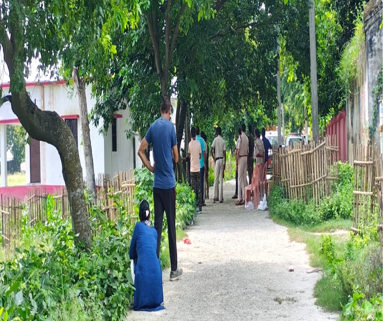मोतिहारी में थानाध्यक्ष पर सनकी जवान ने तानी पिस्टल, जान बचाकर थाने से भागे पुलिसकर्मी मोतिहारी में थानाध्यक्ष पर सनकी जवान ने तानी पिस्टल, जान बचाकर थाने से भागे पुलिसकर्मी