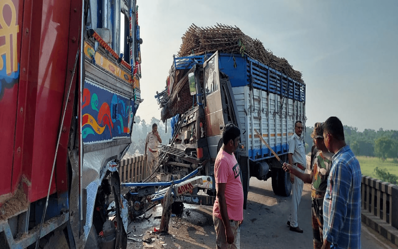 Bihar News: लखीसराय में दो ट्रकों की टक्कर में चालक की मौत, NH-80 पर लगा महाजाम Bihar News: लखीसराय में दो ट्रकों की टक्कर में चालक की मौत, NH-80 पर लगा महाजाम