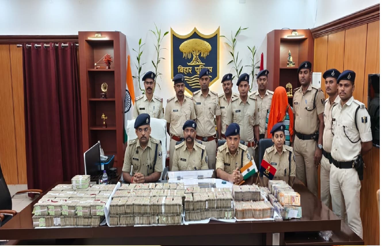Crime News: मक्का किसानों व व्यवसायियों से गबन के बड़े मामले का खुलासा, 3.77 करोड़ नकद जब्त Crime News: मक्का किसानों व व्यवसायियों से गबन के बड़े मामले का खुलासा, 3.77 करोड़ नकद जब्त
