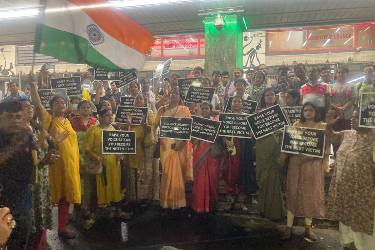 जूनियर डॉक्टर से दुष्कर्म के बाद कोलकाता में आधी रात सड़क पर उतरी महिलाएं, सुरक्षा की मांग को लेकर किया प्रदर्शन जूनियर डॉक्टर से दुष्कर्म के बाद कोलकाता में आधी रात सड़क पर उतरी महिलाएं, सुरक्षा की मांग को लेकर किया प्रदर्शन