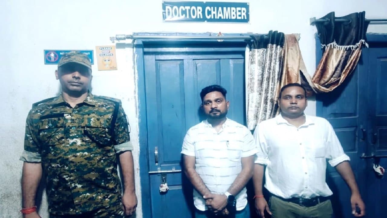 Bihar News: औरंगाबाद में अवैध अस्पताल सील, स्वास्थ्य विभाग की कार्रवाई मची खलबली Bihar News: औरंगाबाद में अवैध अस्पताल सील, स्वास्थ्य विभाग की कार्रवाई मची खलबली
